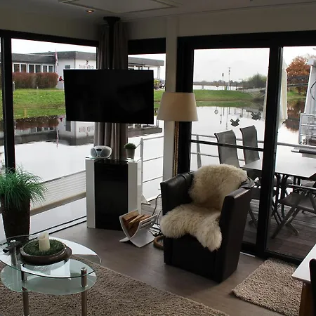 Holiday home Hausboot 