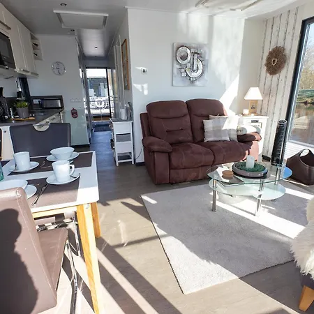 Holiday home Hausboot 